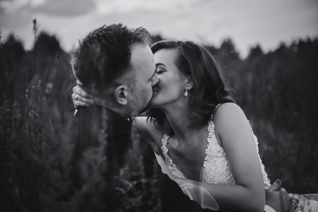 Czarno-białe zdjęcie całującej się pary