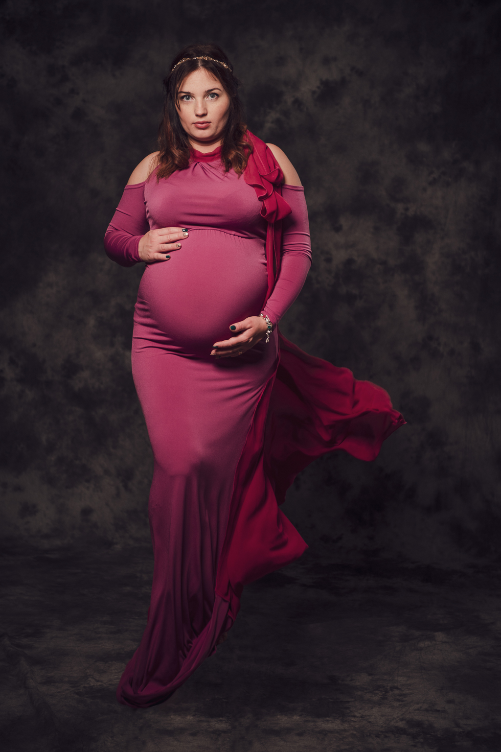 Sesja ciążowa w studiu - kobieta z rozwianą suknią