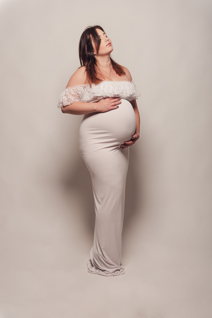 Studyjna sesja ciążowa w Białymstoku, kobieta na białym tle