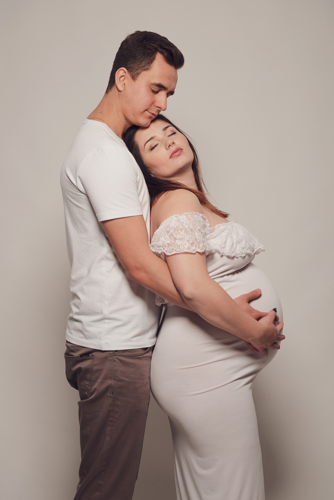 Zdjęcie ciążowe pary w studiu fotograficznym