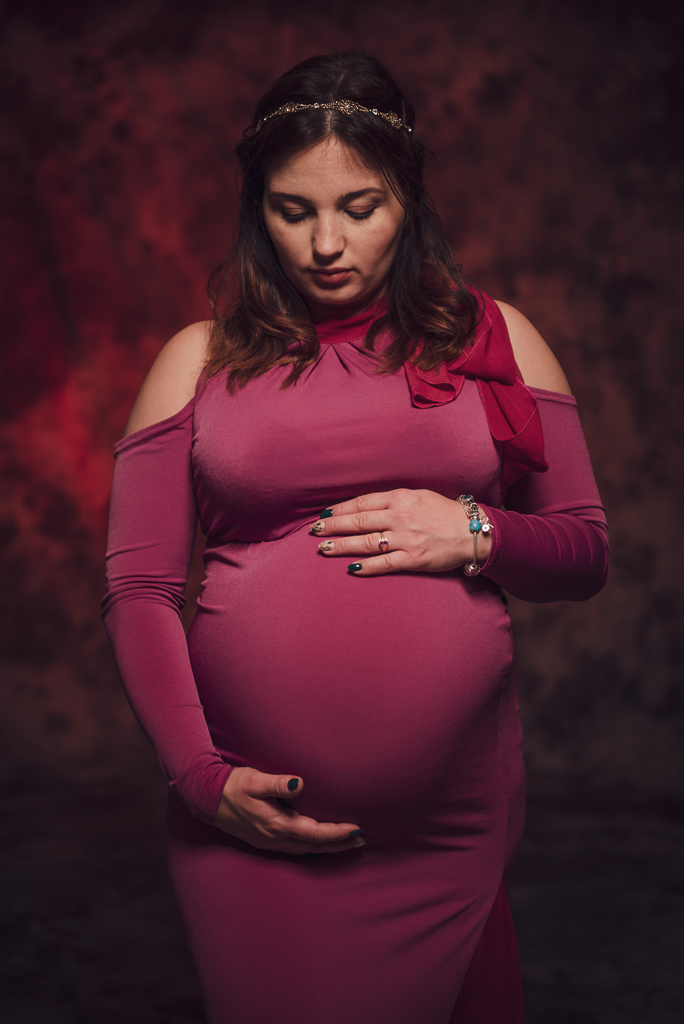 Sesja ciążowa, kobieta w fioletowej sukni